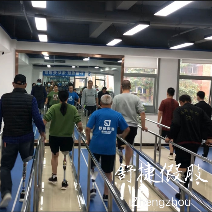 大腿假肢訓練中