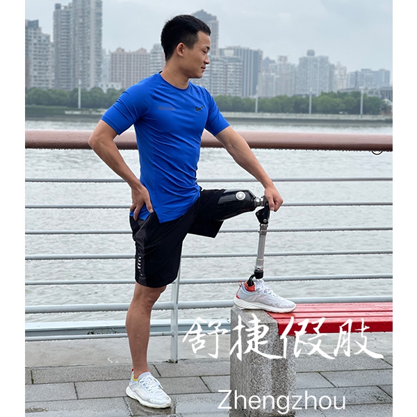 大腿假肢穿戴者運動假肢