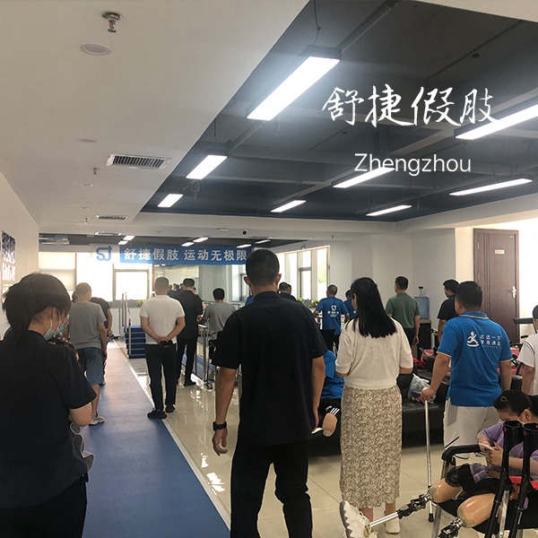 舒捷假肢訓練大廳正在訓練中