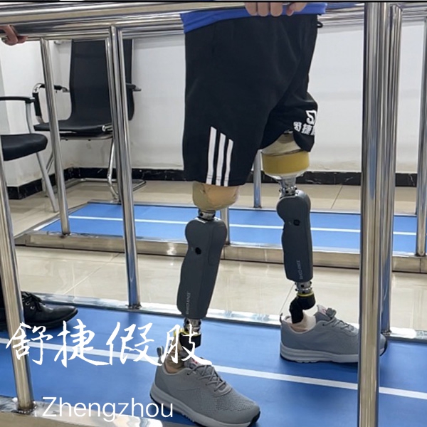 雙大腿假肢訓練中