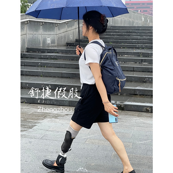 小腿假肢，穿戴行走步態優美.jpg